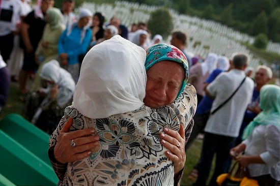 Srebrenitsa kurbanlarının cenazeleri Potoçari Anıt Mezarlığı'nda